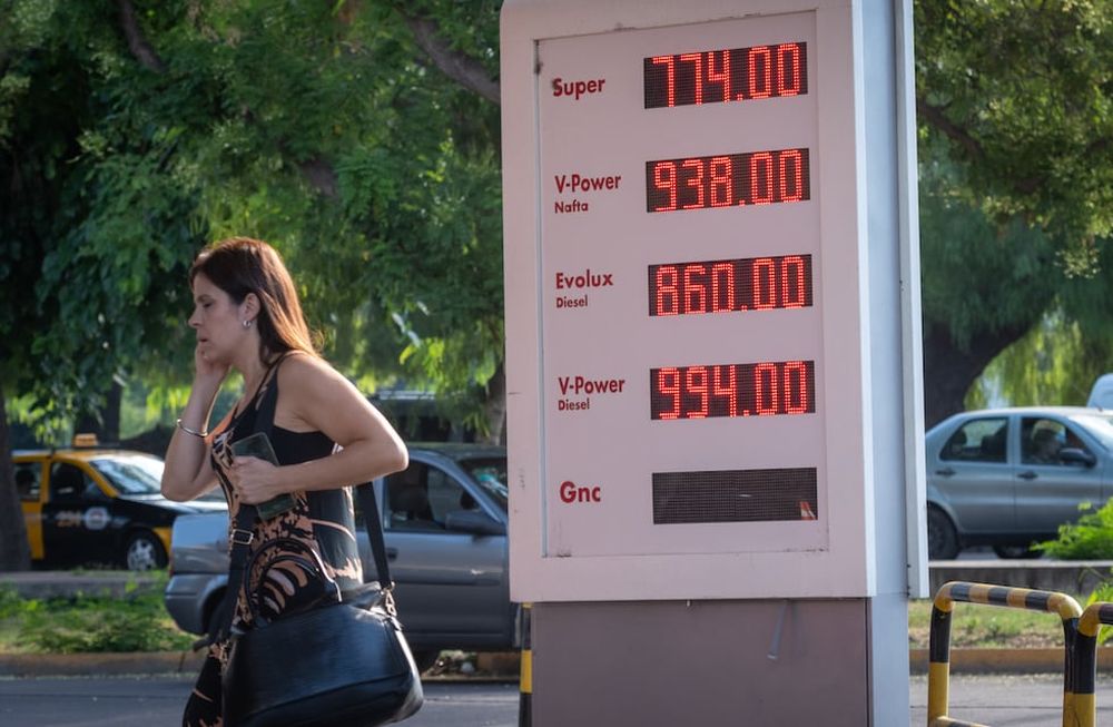 Desde que se liberaron los controles de precios, los combustibles vienen subiendo periódicamente, lo que podría volver más rentables las inversiones en el sector petrolero. Foto: Ignacio Blanco / Los Andes