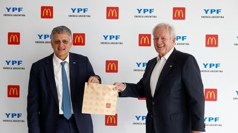 Horacio Marín, presidente y CEO de YPF y Woods Staton Executive Chairman del Board de Arcos Dorados, en la Torre de YPF, ubicada en Puerto Madero, CABA.