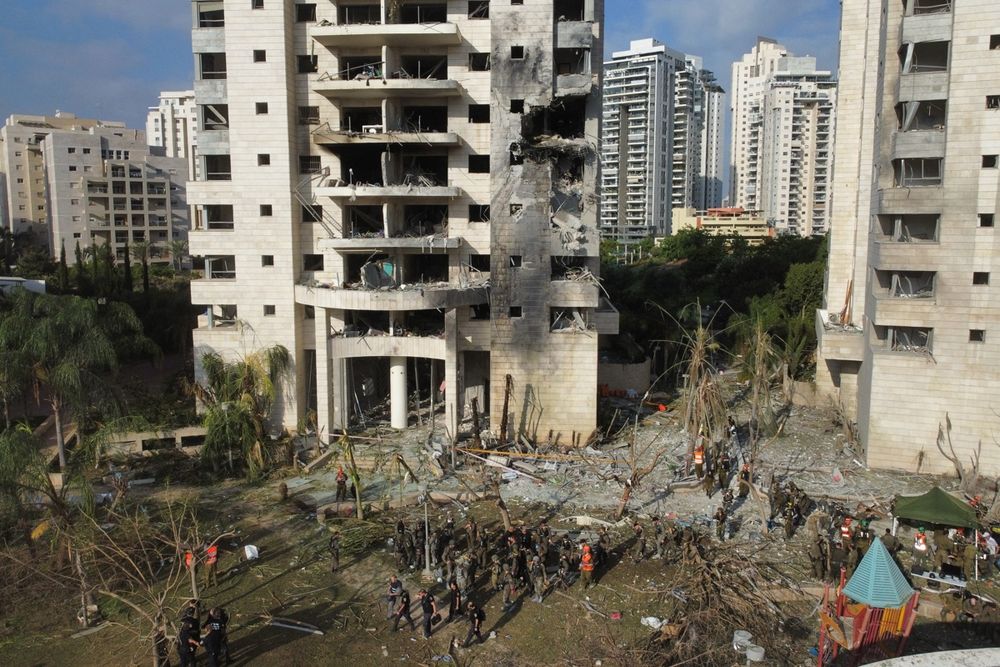 Edificio dañado en Petah Tikva, Israel, tras ataque de Irán con misil 