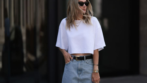 como hacer que un conjunto basico de jeans y remera parezca caro