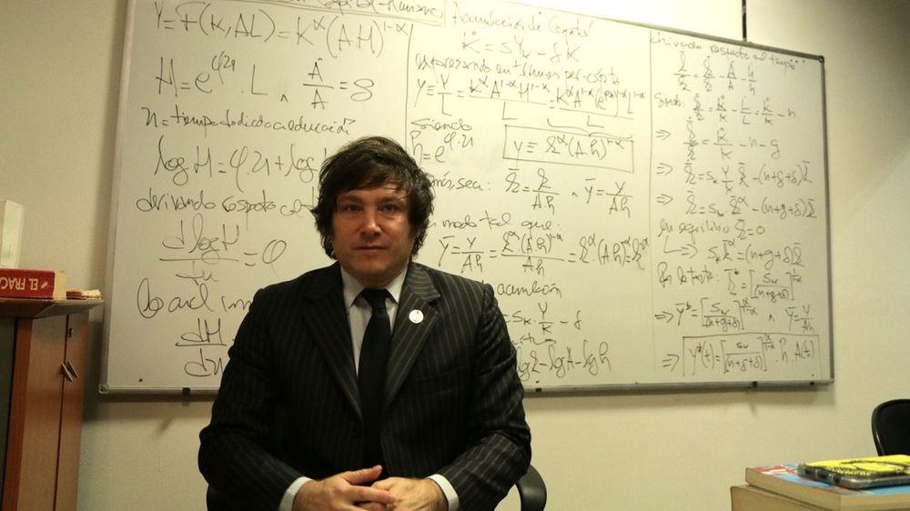 Javier Milei dio una charla económica a diputados libertarios en Casa Rosada:  dólares del colchón y reformas