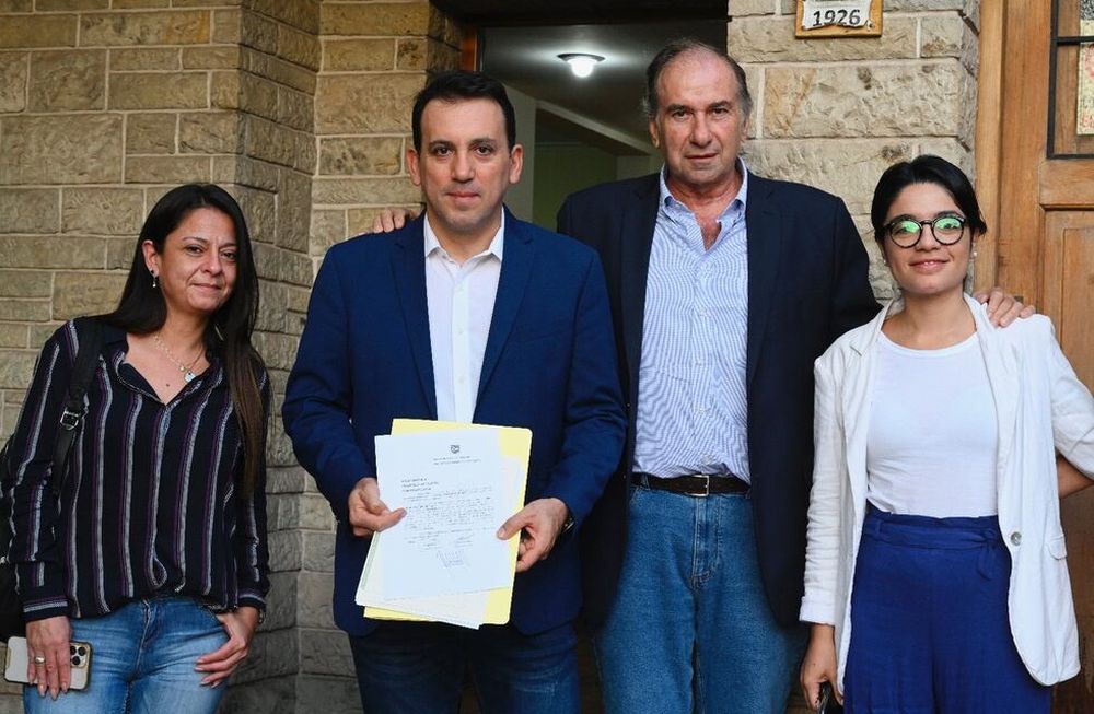 Tadeo García Zalazar (presidente de UCR) y Humberto Schiavoni (interventor del PRO), tras la firma del acto de integración a Cambia Mendoza. Foto: Twitter