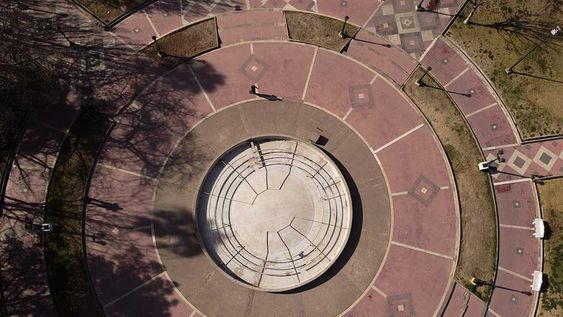 La fuente de la plaza Pedro del Castillo en el Área Fundacional. Debajo de la misma se encuentran dos antiguas fuentes de la época colonial