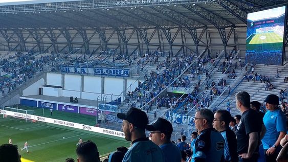 Más de 5 mil hinchas del Tomba coparon Villa Mercedes para alentar a Godoy Cruz. / Los Andes.