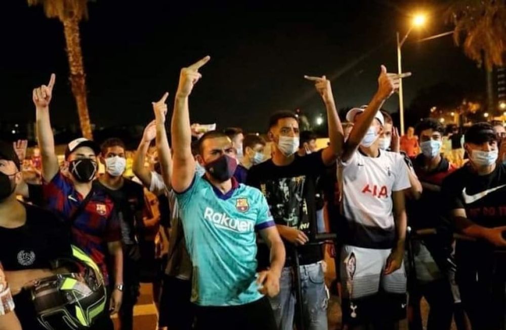 Fanáticos del Barcelona manifestándose y pidiendo la renuncia del presidente del Barcelona en los alrededores del estadio Blaugrana. / Gentileza.