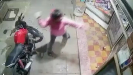 ataque: un comerciante le pidio a un grupo que dejaran de discutir fuera del kiosco y se lo destrozaron