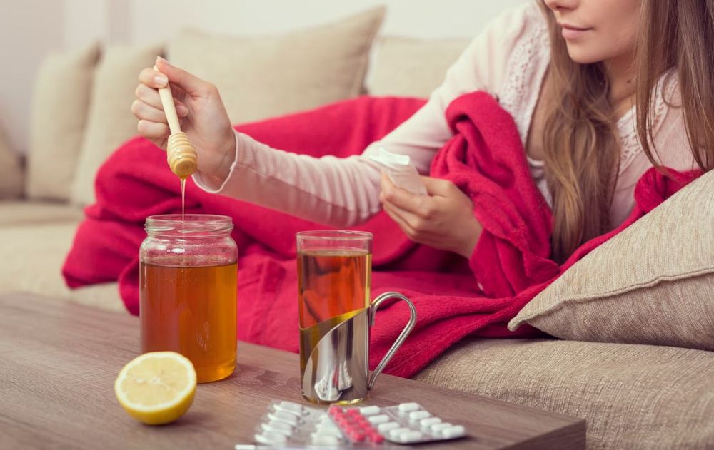 Automedicaci&oacute;n cuando hay una infecci&oacute;n viral: el uso de antibi&oacute;ticos es innecesario y contraproducente; hidrataci&oacute;n y evitar irritantes son claves.