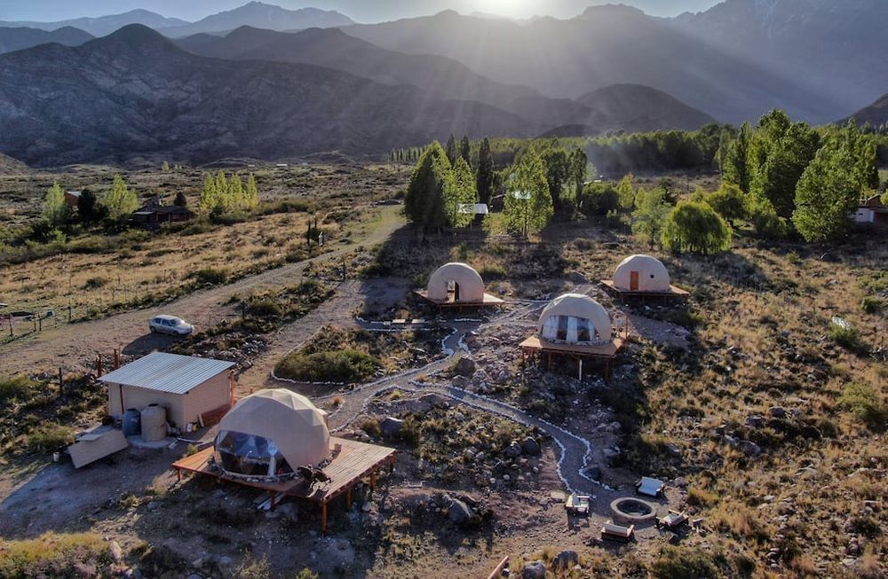 Vista Pedra Glamping, ubicado en El Salto, a 7 min del dique Potrerillos, Mendoza.