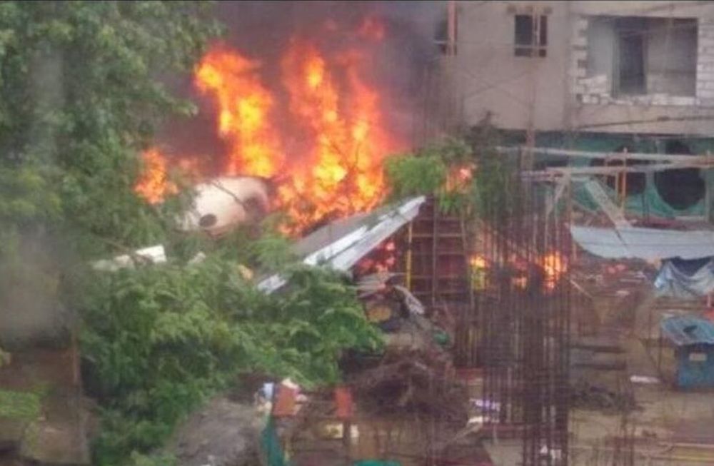 Al menos cinco muertos tras estrellarse un avión contra un edificio en Bombay