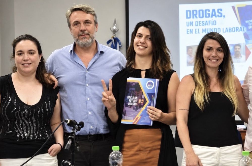 La jueza porteña Laura Beatriz De Marinis (tercera de izquierda a derecha) junto a dirigentes del kirchnerismo