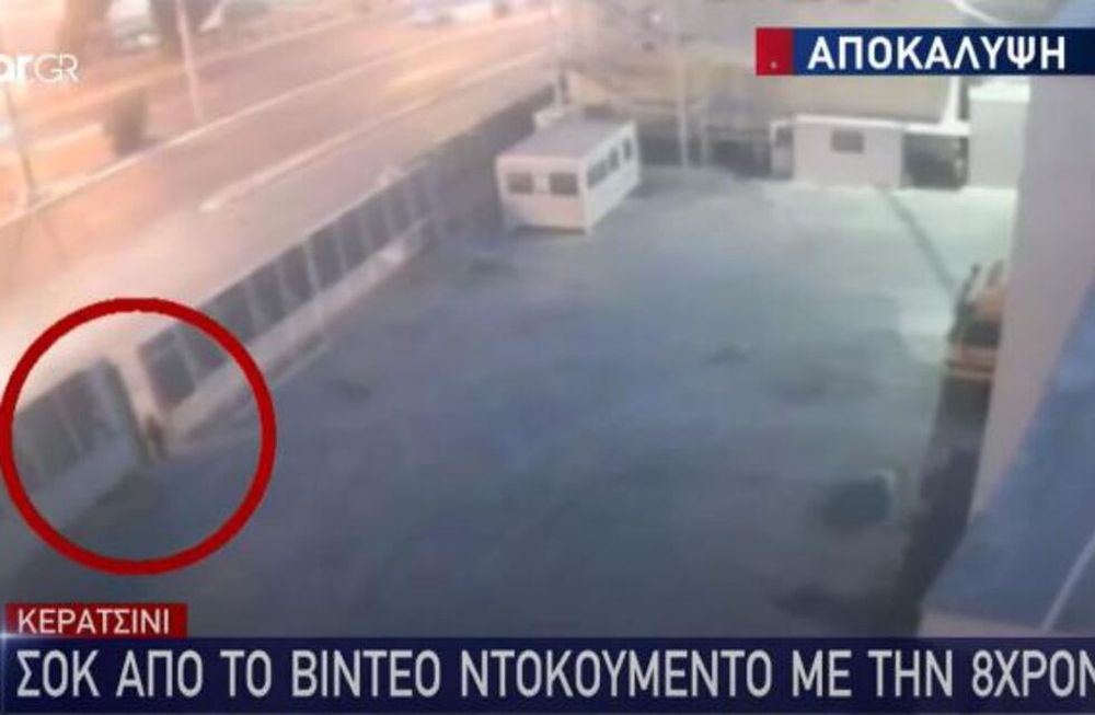 En las imágenes se ve cómo la niña queda atrapada y nadie la ayuda.