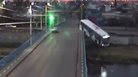 El hecho sucedió durante la madrugada de ayer, debido a un accidente de tránsito, un auto que cruzó a alta velocidad colisionó con la unidad de transporte de pasajeros provocándole la dura caída al rodado mayor.