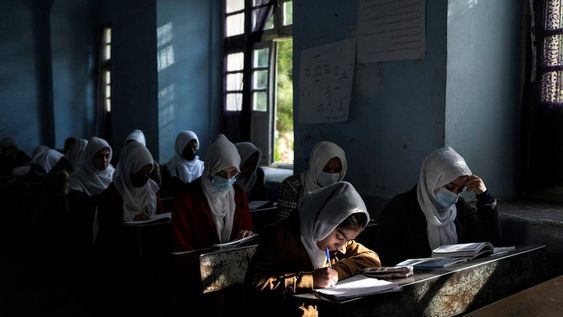 Niñas afganas en  la Escuela Secundaria Femenina Tajrobawai, en Herat. La escuela para niñas bajo los talibanes es irregular y en muchas provincias no se les permite asistir a la escuela después del sexto grado. (AP/Petros Giannakouris)
