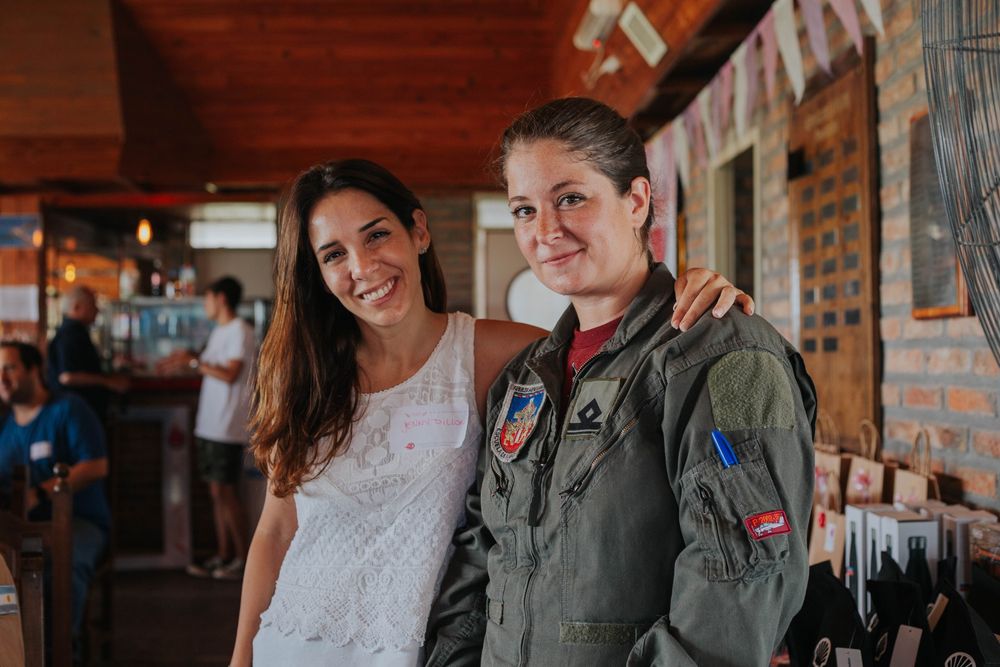 Hermanadas. Jenny Dillon, presidenta de la Asociación de Mujeres en Aviación Argentina (AMAA), y una aviadora militar, en una pasada reunión aeronáutica.