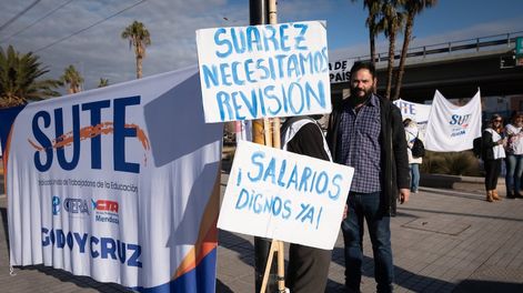 Los Andes | Los gremios SUTE y ATE se manifestaron la semana pasada en distintos puntos de la provincia en reclamo de aumento salarial.Foto: Ignacio Blanco / Los Andes