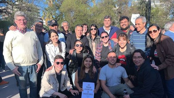 El intendente de Junín, Mario Abed, junto a jóvenes radicales en la marcha por la defensa al financiamiento universitario. Foto: IG @ucrjuninmza