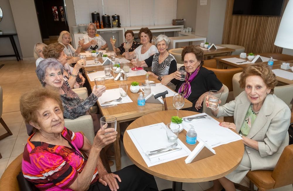 Promoción de notables egresadas egresadas de la misma promoción del Liceo de Señoritas se juntaron a almorzar en el restaurante de un hotel céntrico.