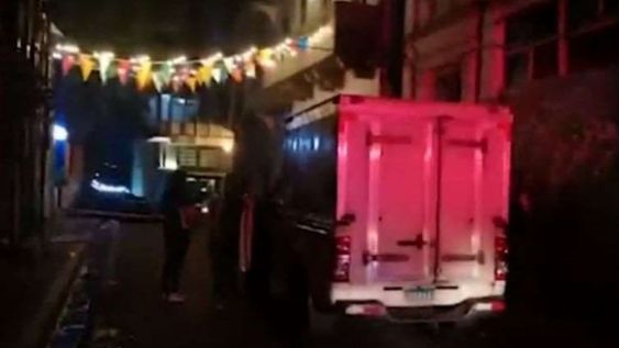 Varias personas perdieron la vida en un tiroteo el viernes, sucedió en un boliche con la temática de víspera de Halloween.