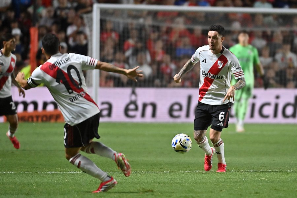El Bicho con un golazo de Hernán López Muñoz le está ganando a River, por la mínima diferencia en La Paternal. El Bicho con un golazo de Hernán López Muñoz le está ganando a River, por la mínima diferencia en La Paternal.