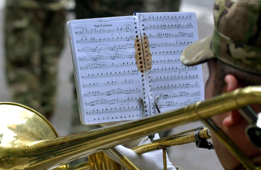 Cada aniversario, la Banda Militar Paso de Los Andes del Liceo Militar General Espejo toca el himno, aquí en la Peatonal Sarmiento en 2022. Foto: Orlando Pelichotti / Los Andes