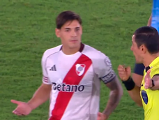 El árbitro tras consultar el VAR determinó la expulsión del defensor de River. El árbitro tras consultar el VAR determinó la expulsión del defensor de River.