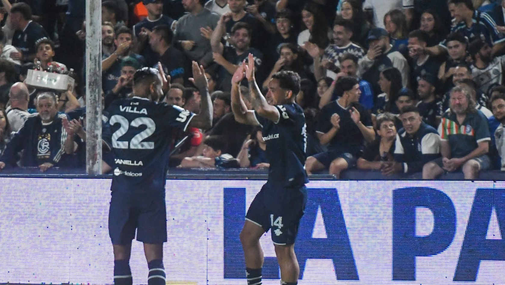 Luciano Gómez festeja su golazo y el capitán de la Lepra, Sebastián Villa lo felicita.&nbsp;