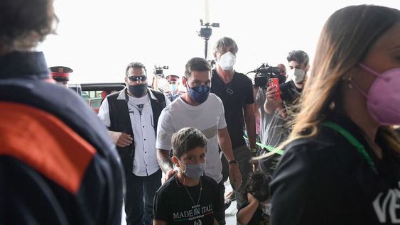 Leo Messi encaró el aeropuerto de Barcelona en compañía de toda su familia. / @SC_ESPN Leo Messi encaró el aeropuerto de Barcelona en compañía de toda su familia. / @SC_ESPN