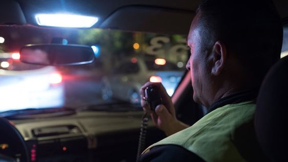 Preventores detuvieron a un conductor ebrio en pleno centro de Mendoza en la madrugada.