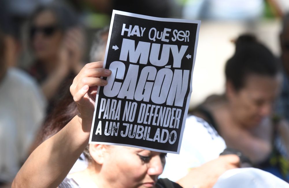 Jubilados marchan en Mendoza con apoyo de estudiantes y sindicatos. Foto: Ramiro Gomez. 