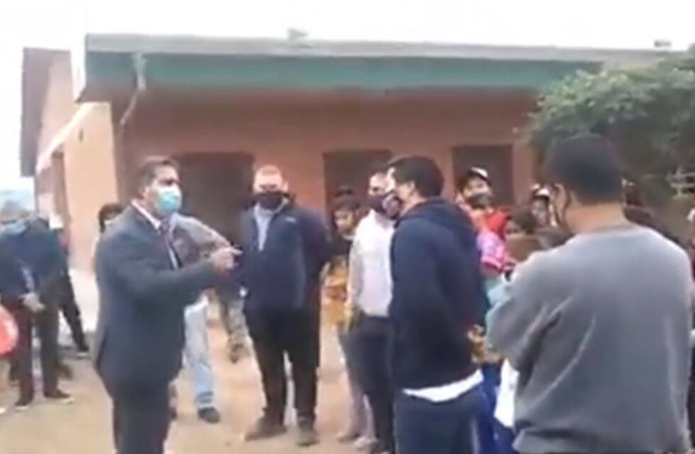 El gobernador de Chaco realizaba una visita por el interior de su provincia, cuando un grupo de docentes comenzó a reclamarle por salarios y falta de agua potable.