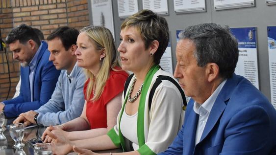 La ministra de Energía y Ambiente, Jimena Latorre y el intendente de Malargüe, Celso Jaque estuvieron en el inicio del debate por el proyecto de Malargüe Distrito Minero Occidental. Foto: X @hebesil