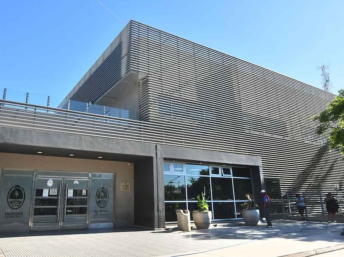 La víctima fue trasladada al la guardia del Hospital Central, donde fue internado por dos heridas de bala | Archivo Los Andes