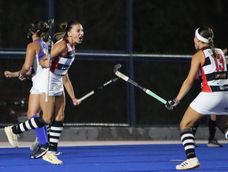 Hockey Césped. Cami Chávez y Guillermina Romano gritan uno de los goles del Peuma ante la T Azul. Hockey Césped. Cami Chávez y Guillermina Romano gritan uno de los goles del Peuma ante la T Azul.