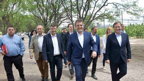 Los Andes | Hace un mes (el 7 de noviembre), el Ministro de Economía, Sergio Massa, anunció ayuda económica a los productores afectados. Lo acompañó el Gobernador de Mendoza, Rodolfo Suarez. Imagen: Orlando Pelichotti.