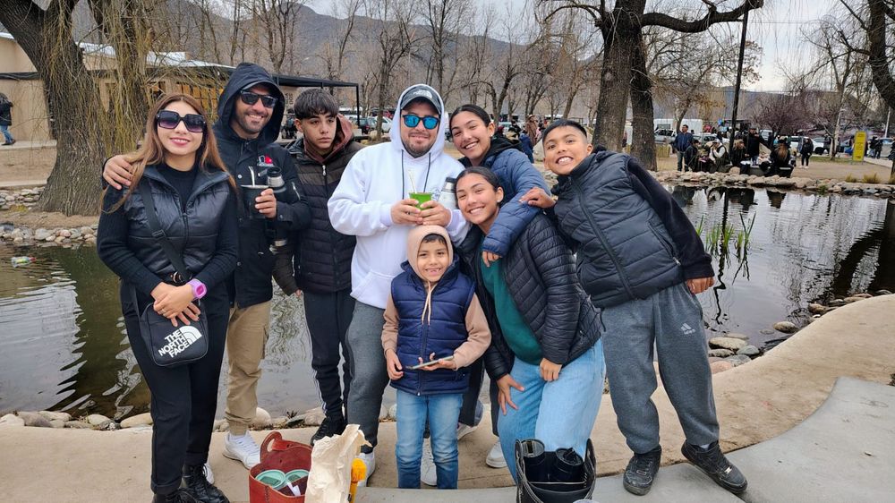 Janet Salinas junto a su familia compartió el fin de semana en el Manzano Histórico, tradición que ahora vive con sus hijos.