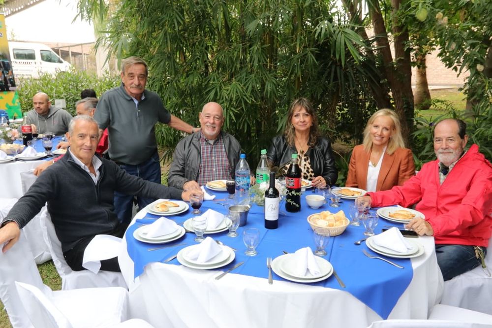 Amigos de Jorge Miliotti se reunieron para brindar por la trayectoria y los nuevos desafíos del taller.