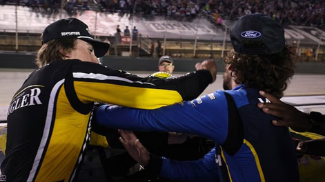 Escándalo en NASCAR: Carson Hocevar le conectó una trompada a Ryan Blaney tras un choque en Bristol.
