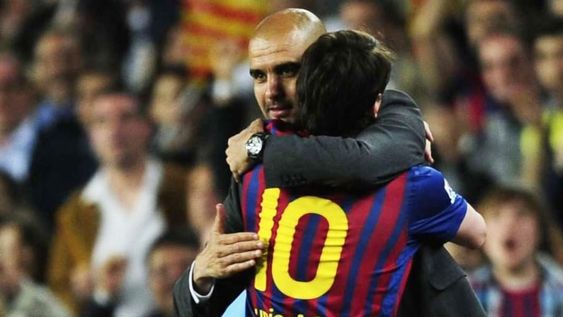 Pep Guardiola y un abrazo paternal con Leo Messi en el Barcelona. Tiempos de oro. / Gentileza. Pep Guardiola y un abrazo paternal con Leo Messi en el Barcelona. Tiempos de oro. / Gentileza.