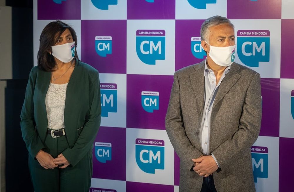Mariana Juri y Alfredo Cornejo criticaron al Gobierno nacional por suspender la entrega de cajas de leche. Foto: Ignacio Blanco / Los Andes