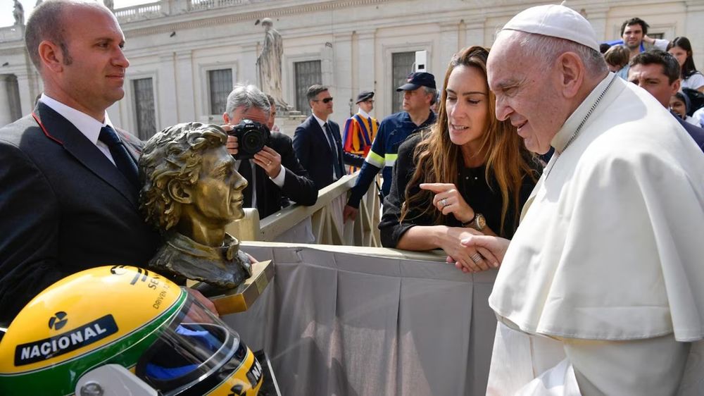El Papa Francisco recibió un regalo de parte de la familia de Ayrton Senna