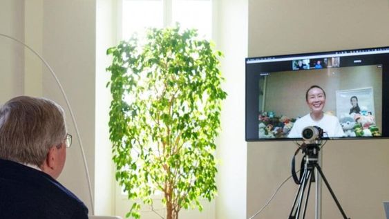 Thomas Bach dialogó mediante una videollamada con la tenista china, quien aseguró que se encuentra bien y que le gustaría que se respete su privacidad. / Gentileza.