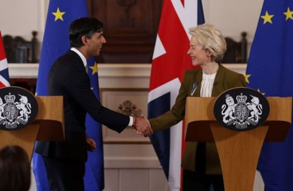 Rishi Sunak y Ursula Von der Leyen, primer ministro británico y presidenta de la Comisión de la Unión Europea respectivamente, durante la reunión en la que se logró una reforma en los protocolos de Irlanda del Norte.