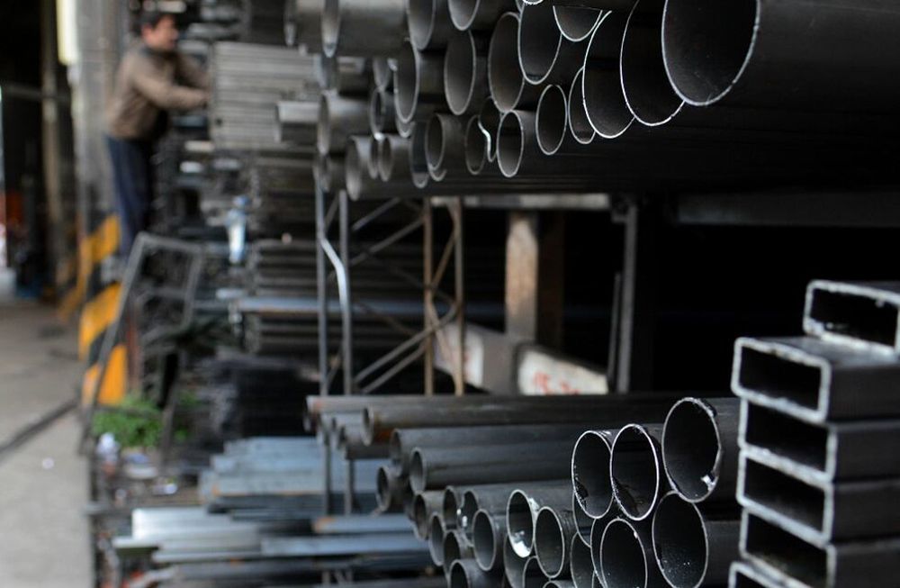 El aumento del dólar impacta primero en productos atados a la divisa como hierro, aluminio y griferías importadas.