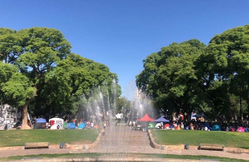 La Ciudad multó a organizaciones y solicitó que actúe la Justicia frente al acampe en plaza Independencia