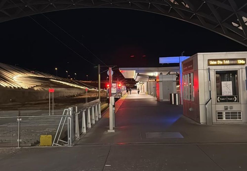 Estación de tren en el aeropuerto de Denver: USD 10 el ticket a la ciudad en la línea A