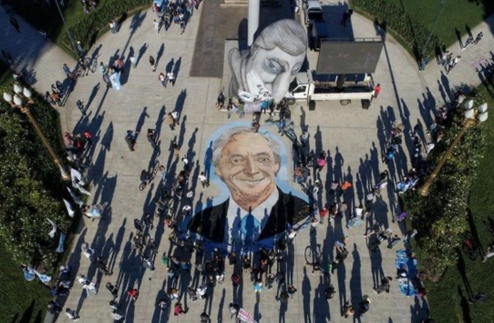 Vista desde el cielo, los simpatizantes realizaron un homenaje de mil flores en la Plaza de Mayo por el décimo aniversario de muerte del expresidente.