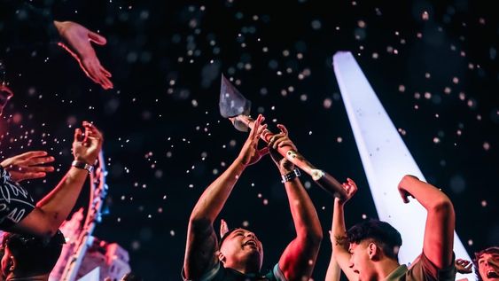 AME8259. BUENOS AIRES (ARGENTINA), 19/11/2023.- Simpatizantes del presidente electo de Argentina, Javier Milei, celebran en las calles tras conocer los resultados que le dieron como ganador del balotaje tras la jornada electoral de segunda vuelta, hoy, en Buenos Aires (Argentina). Con un 99,21 % de mesas escrutadas, Milei se impuso con un 55,69 % de apoyo al oficialista Sergio Massa, que obtuvo un 44,30 % de respaldo, y se convertirá en el próximo presidente de Argentina a partir del próximo 10 de diciembre. EFE/ Juan Ignacio Roncoroni