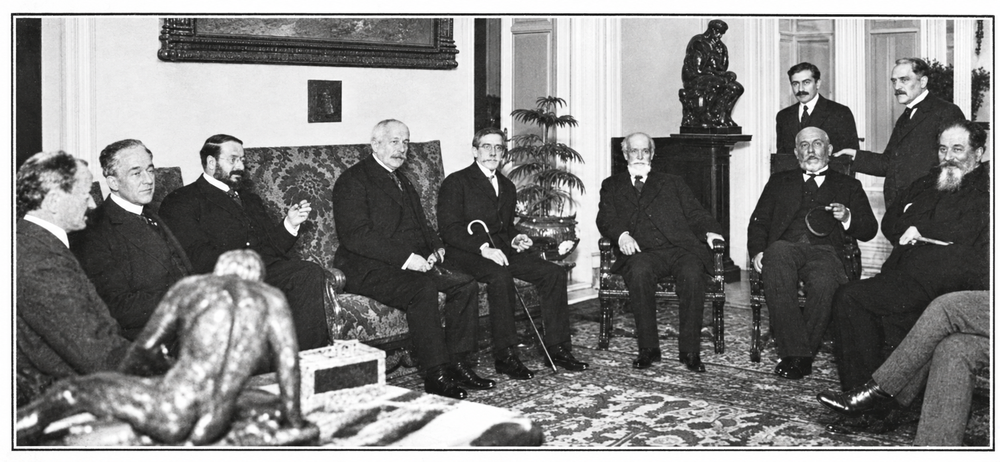 El último cumpleaños de Roca. Julio Argentino Roca junto a sus invitados, durante la celebración de sus 71 años, cumplidos el 17 de julio de 1914. Tres meses después, el 19 de octubre, fallecería en Buenos Aires. Fotografía publicada en Caras y Caretas el 25 de julio de 1914, restaurada digitalmente.