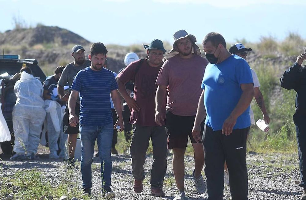 Familiares y amigos realizaron un rastrillaje y encontraron el cuerpo sin vida del carpintero de Palimira Sergio Lobos, que era buscado hace una semana, el cuerpo estaba en el río Mendoza al sur de la Ruta 60, a unos 300 metros de la ruta.Foto: José Gutierrez / Los Andes