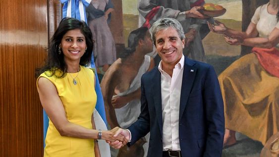 Caputo analizó con Gita Gopinath, vicedirectora del FMI, la marcha de la economía y el acuerdo con el organismo